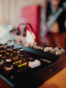 DJ